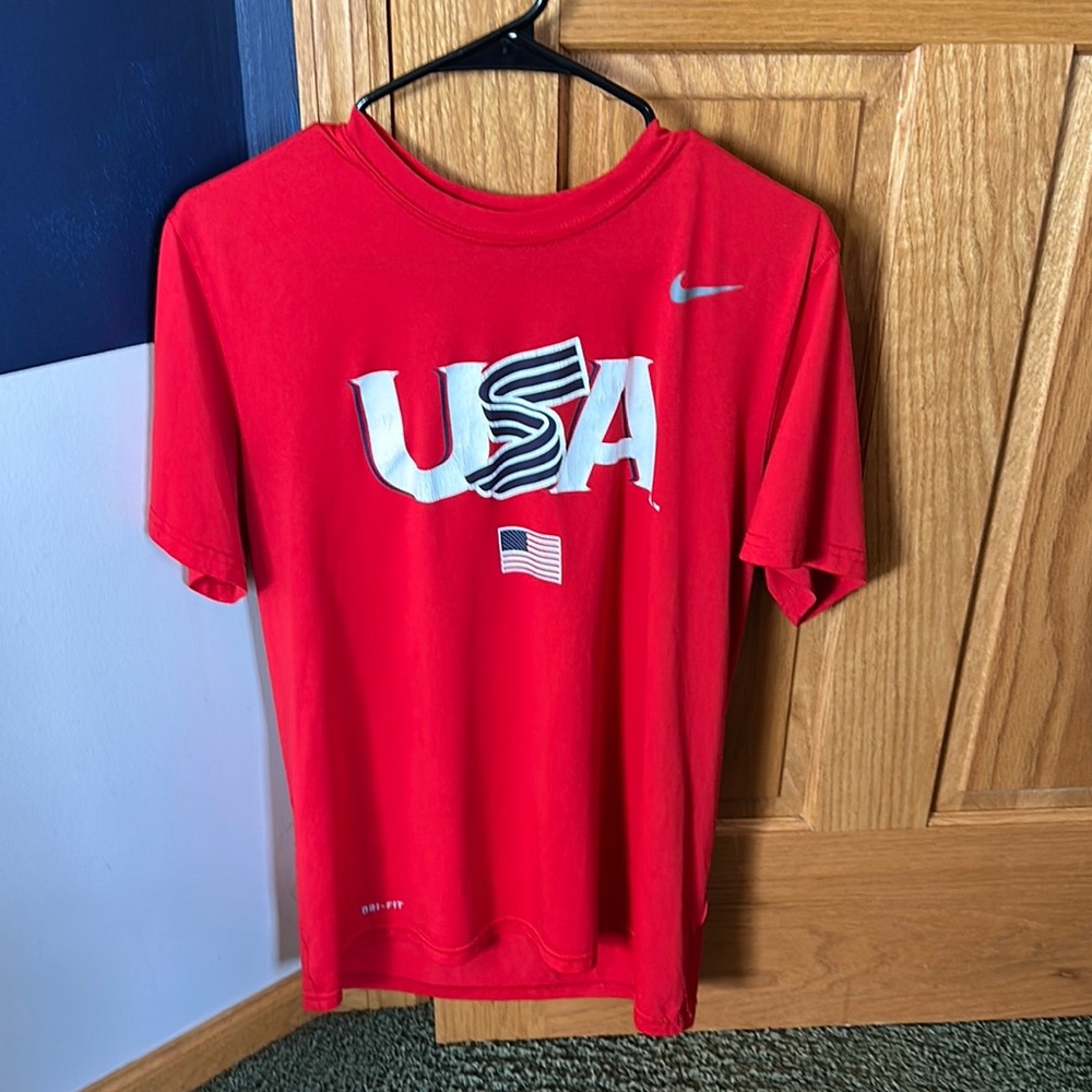 Nike Men's Red USA Graphic T-Shirt